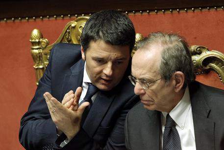 Il premier Matteo Renzi e il ministro dell'Economia Pier Carlo Padoan © ANSA