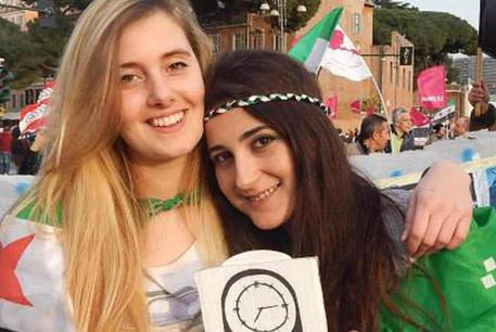 Greta Ramelli (S) e Vanessa Marzullo (nella foto tratta dal suo profilo facebook) durante una manifestazione a Roma, 15 marzo 2014 © ANSA