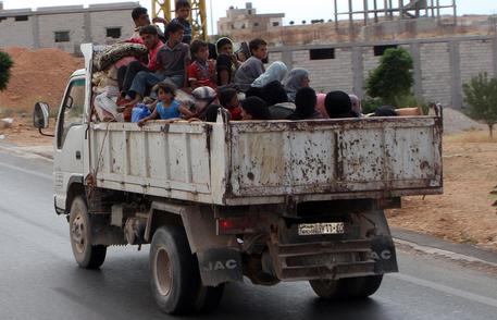 Syrian people flee Libya © EPA