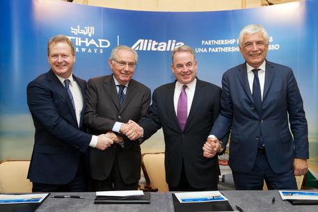 Ill momento della firma dell'accordo Alitalia-Etihad. Nella foto, da sinistra a destra: James Rigney, Roberto Colaninno, James Hogan e Gabriele Del Torchio © ANSA