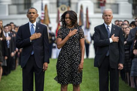 Un minuto di silenzio alla Casa Bianca per Barack Obama, la First Lady e il vice presidente Joe Biden (foto: EPA)