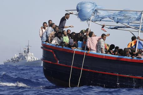 Foto d'archivio. Profughi di origine Subsahariana a bordo di un barcone ANSA/GIUSEPPE LAMI © ANSA