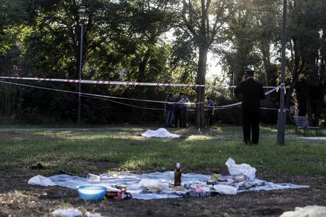 Uomo ucciso a coltellate in parco alla periferia di Roma © ANSA