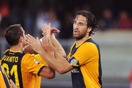 Luca Toni (destra) festeggia con un compagno dopo aver segnato il gol dell'1-1 per il Verona in Verona-Palermo, posticipo della 2/a giornata di serie A, allo stadio Bentegodi di Verona il 15 settembre 2014 © ANSA