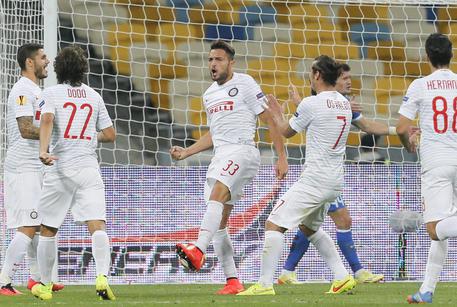 Il centrocampista dell'Inter Danilo D'Ambrosio (centro) esulta dopo il gol © EPA
