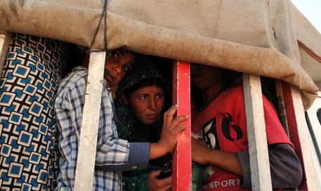 La Turchia apre i confini ai profughi siriani in fuga dallo Stato Islamico (foto: EPA)