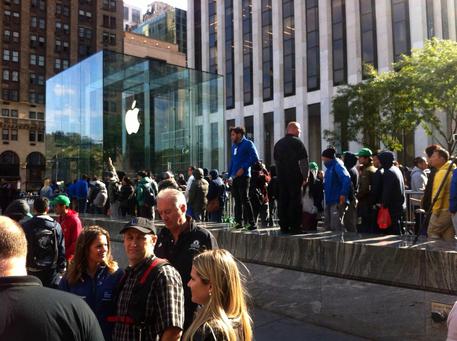 Ny impazzita per iPhone 6, fila mai vista su Fifth Avenue © ANSA