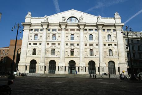 Una immagine dell'esterno del palazzo della Borsa di Milano © ANSA
