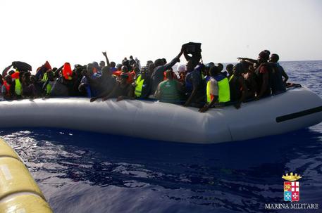 590 migranti soccorsi il 23 settembre 2014 dalla Marina militare italiana © ANSA