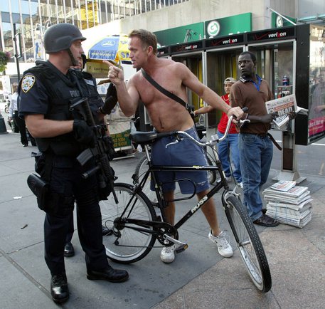 Un ciclista fermato da un poliziotto a New York © ANSA 