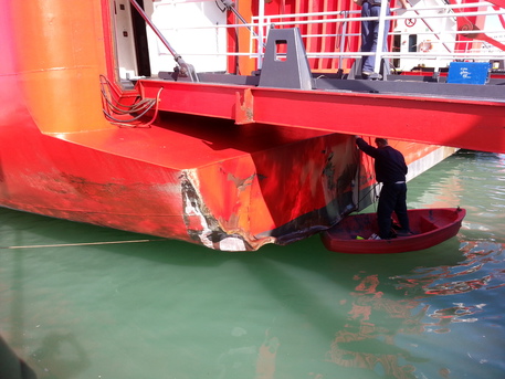 Maltempo: Superfast 11 rompe ormeggi, danni allo scafo © ANSA