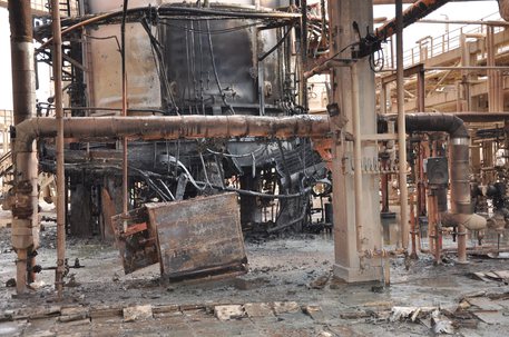 Una raffineria bombardata © ANSA 