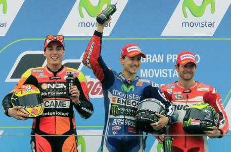 Motogp, il podio di Aragon: Jorge Lorenzo (C), Aleix Espargaro (L) e Cal Crutchlow © EPA