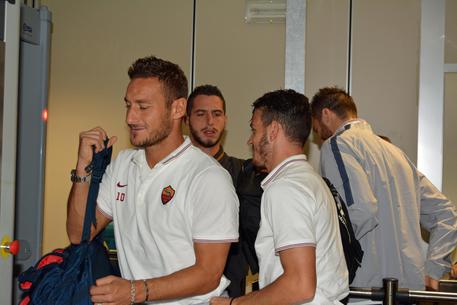 Calcio: la Roma vola a Manchester, Totti selfie e autografi © ANSA