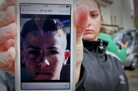Amici di Davide Bifolco, il ragazzo ucciso a Napoli da un carabiniere, mostrano le foto della vittima © ANSA
