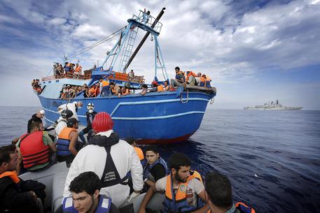 Profughi di origine Siriana a bordo di un barcone alla deriva © ANSA