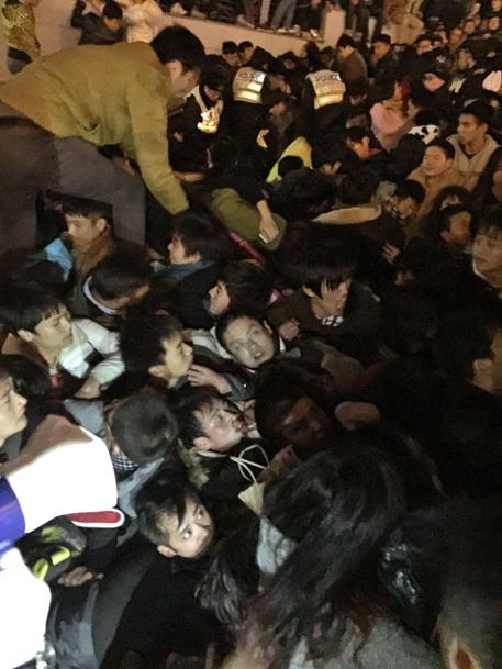 Tragedia di Capodanno a Shanghai, almeno 35 morti © EPA