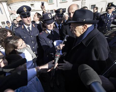 Giorgio Napolitano con i bambini nella piazza del Quirinale Ansa/Massimo Percossi © ANSA