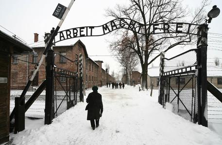 L'insegna del campo di Auschwitz © ANSA 