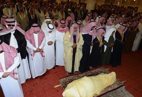 Arabia Saudita, la salma di re Abdullah in moschea a Riad © AP