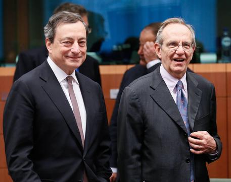 Il presidente della Bce Mario Draghi e il ministro dell'Economia e italiano Pier Carlo Padoan © EPA