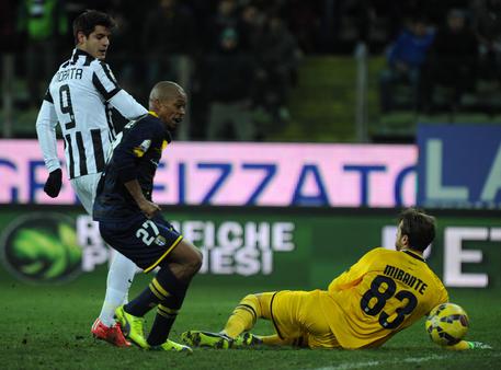 L'attaccante della Juventus Alvaro Morata (sinistra) segna il gol del decisivo 1-0 contro il Parma nella partita dei quarti di finale di Coppa Italia allo stadio Ennio Tardini di Parma il 28 gennaio 2015 © ANSA