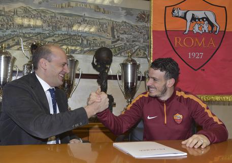 Il calciatore della Roma Alessandro Florenzi e il Direttore Generale Mauro Baldissoni si tringono la mano dopo la firma del rinnovo contrattuale a Trigoria, Roma, il 3 Gennaio 2015 © ANSA