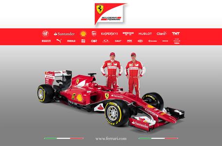 I due piloti della Ferrari, il finlandese Kimi Raikkonen (sinistra) e il tedesco Sebastian Vettel (destra) accanto alla nuova Ferrari SF15-T svelata online sul sito della scuderia © ANSA
