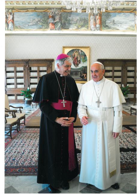 Papa Francesco e mons. Edoardo Menichelli © ANSA