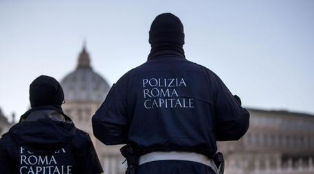 Agenti della Polizia Roma Capitale in servizio a Piazza San Pietro. Foto d'archivio di Massimo Percossi © ANSA