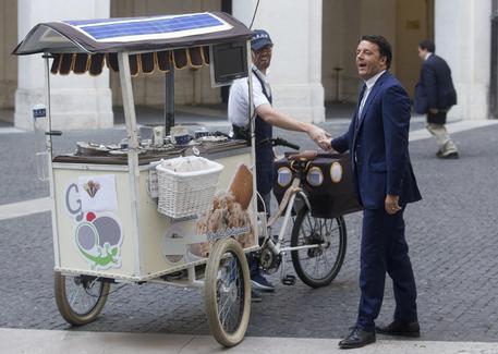 Matteo Renzi a Palazzo Chigi con un gelataio della Grom © ANSA