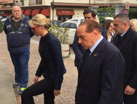Silvio Berlusconi con Francesca Pascale a Bornato, in provincia di Brescia, per i funerali di Roberta Orizio, la 28enne militante di Forza Italia morta dopo un malore © ANSA