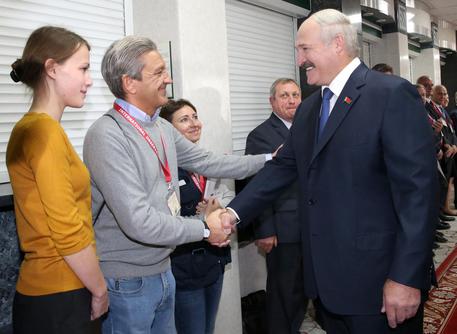 Il presidente bielorusso Alexander Lukashenko stringe le mani agli osservatori internazionali © AP