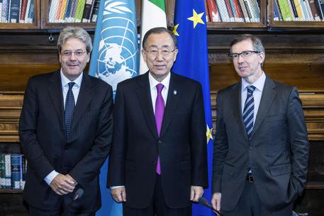 Il segretario generale dell'Onu Ban Ki Moon tra il ministro degli Esteri Paolo Gentiloni e l'inviato per la Libia Bernardino Leon © ANSA