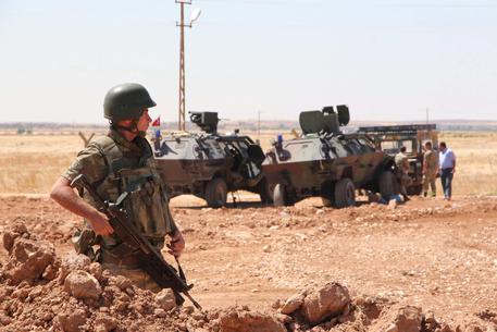 Soldati turchi vicino al confine turco-siriano lo scorso 25 giugno © ANSA 
