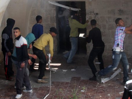 Mo: giovani palestinesi incendiano parti Tomba Giuseppe © EPA