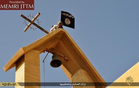 Foto d'archivio di una bandiera dell'Isis issata su una chiesa a Ninawa, in Iraq © ANSA 
