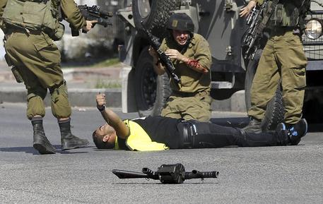 Soldato israeliano pugnalato a Hebron © EPA