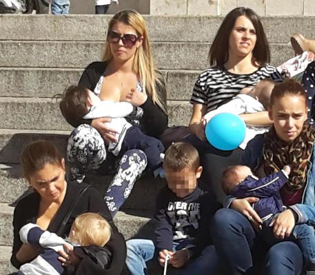 Un momento del flash mob per sostenere l'allattamento al seno a Sassari, il 17 ottobre 2015 © ANSA