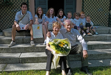 Festa dei nonni - Beatrice Casotti - Erba(Co) - Brillanti nonni con i loro otto nipoti © ANSA