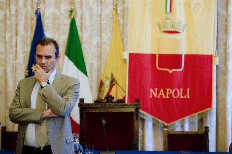 Il sindaco di Napoli Luigi De Magistris nella sala giunta di Palazzo San Giacomo © ANSA