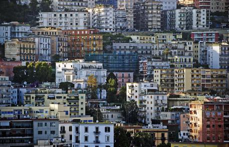 Una panoramica di edifici a Napoli © ANSA