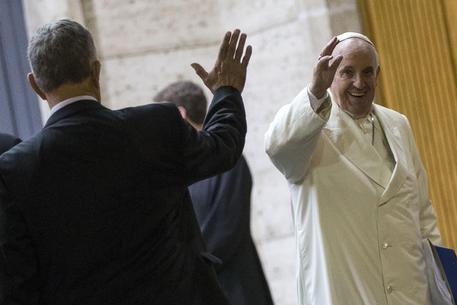 Il Papa saluta al momento di lasciare il Sinodo © ANSA
