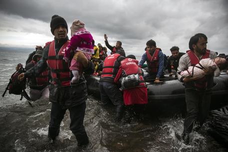 Migranti soccorsi in Grecia © AP