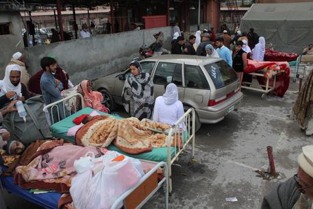 Le cure mediche dopo il terremoto che ha colpito Afghanistan e Pakistan © EPA