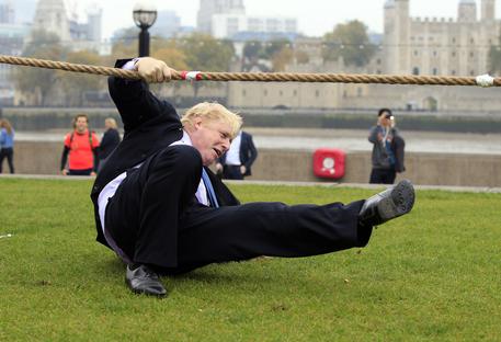 Boris Johnson impeganto al tiro alla fune © AP