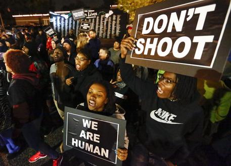 Foto d'archivio della protesta dei neri a Ferguson a un anno dall'uccisione di  Michael Brown © ANSA 