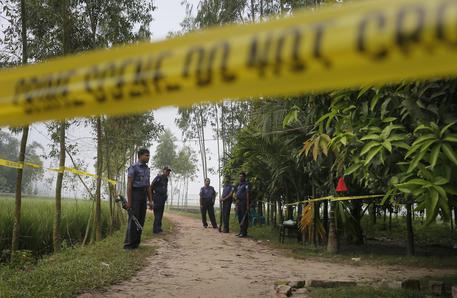 La polizia bengalese nel luogo dell'uccisione del turista giapponese © AP