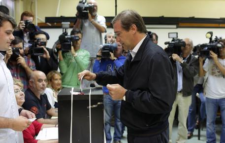 Il premier Pedro Passos Coelho vota nelle elezioni in portogallo © AP