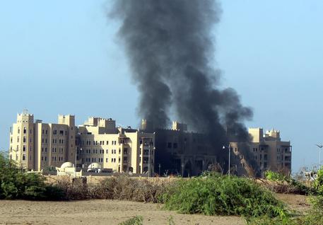 Hotel colpito a Aden © ANSA 